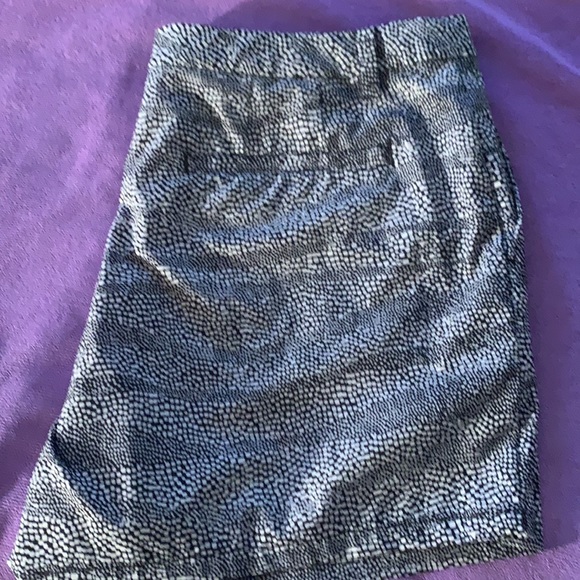 Women’s Nike size 12 golf shorts. Black and white print. Like new. - Picture 4 of 6